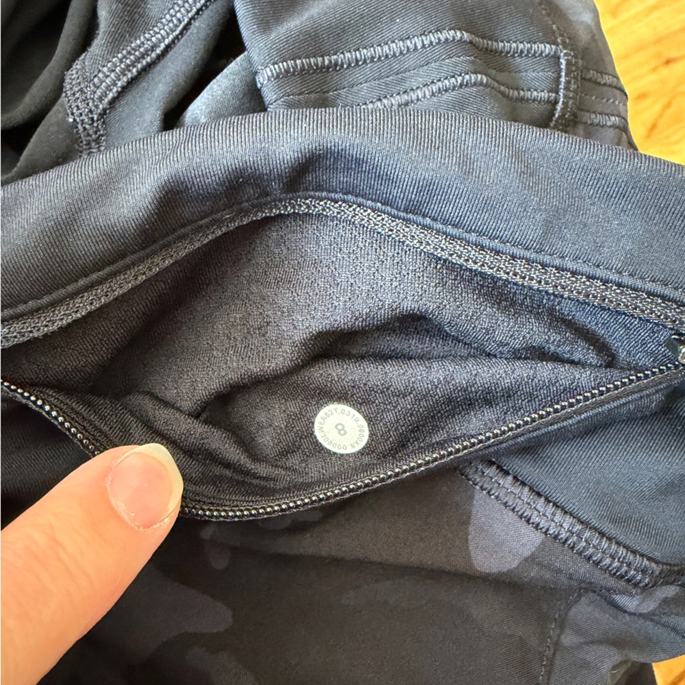 👉🏼LIKE NEW👈🏼 Lululemon Pace Rival Grey & Black Camo Skirt Sz:8 - Picture 6 of 6